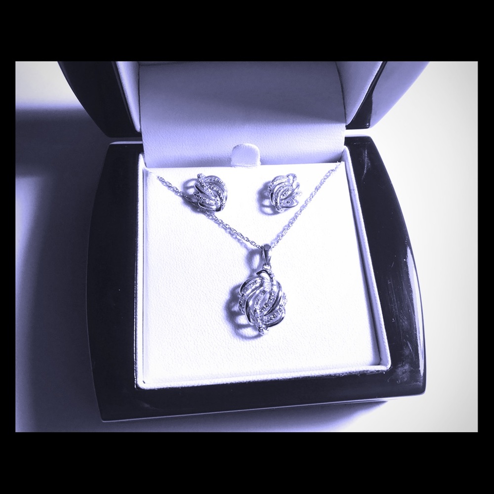 NWT 🌺Diamond necklace and earring set love knots
